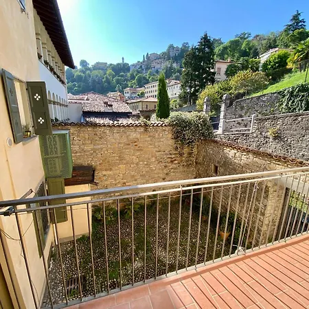 Charming Citta Alta Apartmán